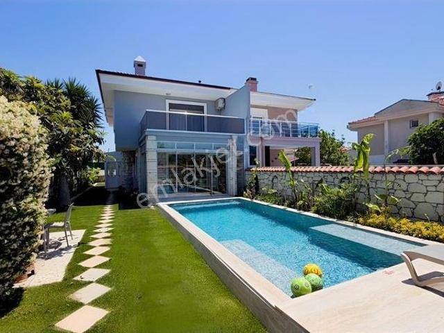 Alya Gayrimenkul Alaçatıda Havuzlu 3+1 Villa