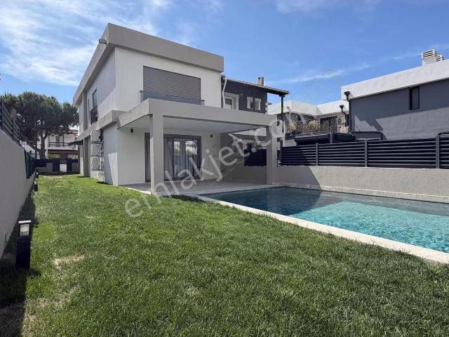 Alya Gayrimenkul Alaçatıda Kiralık Havuzlu Villa