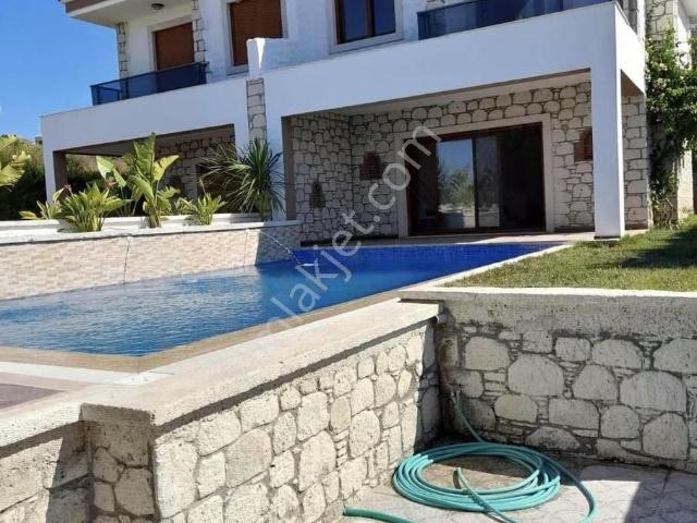 Alya Gayrimenkul Şifnede Deniz Manzaralı Havuzlu Villa