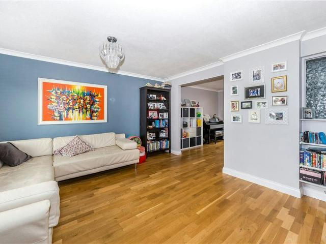 Alzey Gardens, Harpenden, Hertfordshire, AL5 5SY