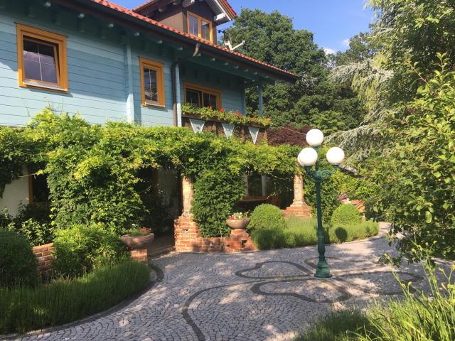 Am Waldrand gelegenes Einfamilienhaus mit ELW und parkähnlichem Garten
