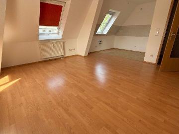Am Heimgarten im DG ! Bad mit Fenster + Dusche / offene KÃ¼che