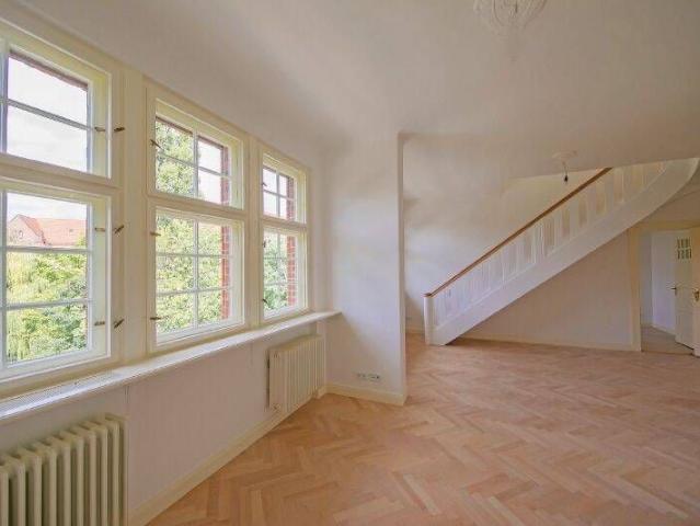 Am Kreuzpfuhlteich in Weißensee: 4 Zi DG Maisonette mit Aufzug EBK u 2 Balkonen WE09