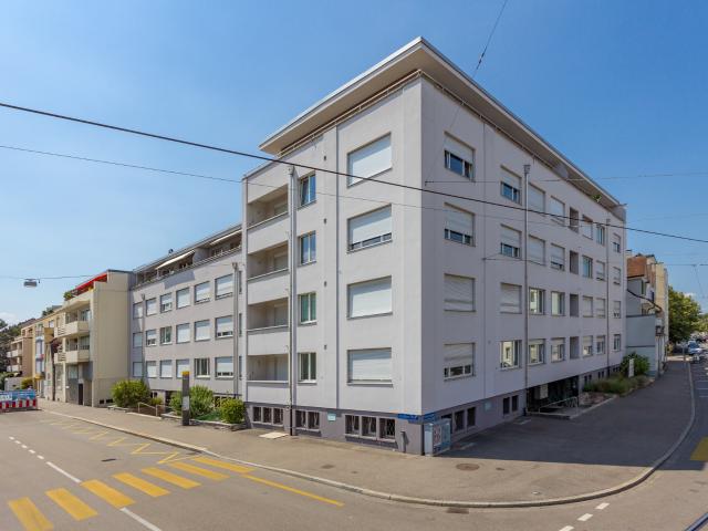 Am neu gestalteten Karl Barth Platz