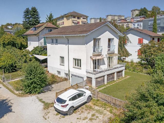 Am Stadtrand von Lausanne: Familienvilla mit Garten