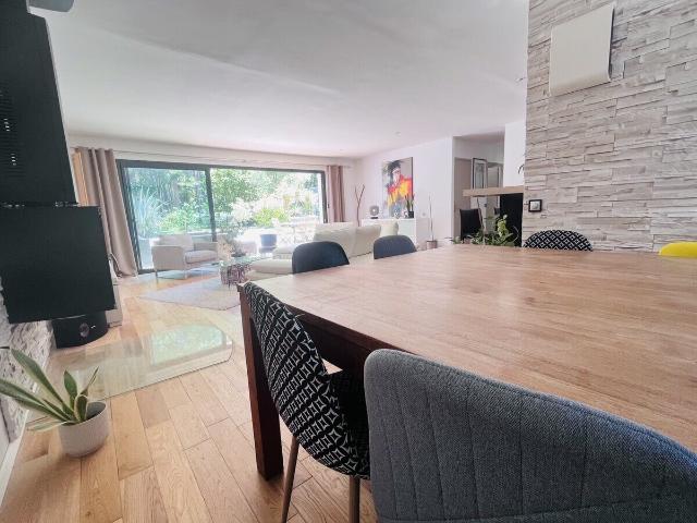 Amoureux de calme et de nature, vous serez conquis par cette. 240m² Cestas