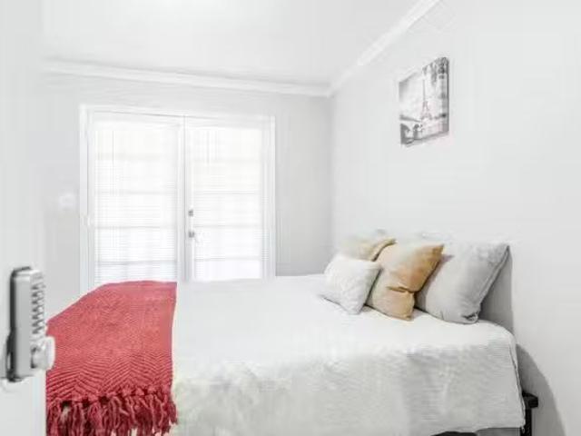 Amazing Morrow Home, a 4 minute walk from bus 193 id. 266