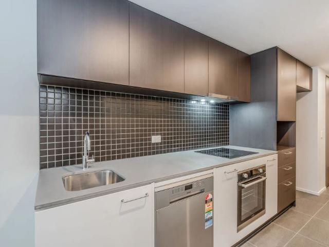 Amazing One Bedroom Apartment with Study Nook