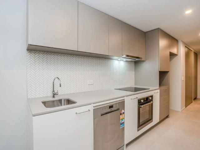 Amazing One Bedroom Apartment with Study Nook
