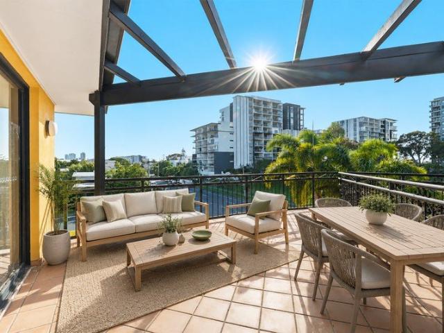 AMAZING OPPORTUNITY MUST BE SOLD BROADWATER VIEWS LIVE IN OR RENT PERFECT FIRST HOME