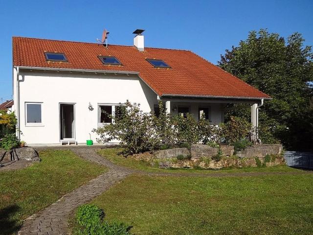Amazing Bungalow near park with garden and garages