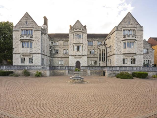 Amazing castle styled 2 bedroom and 2 bath flat