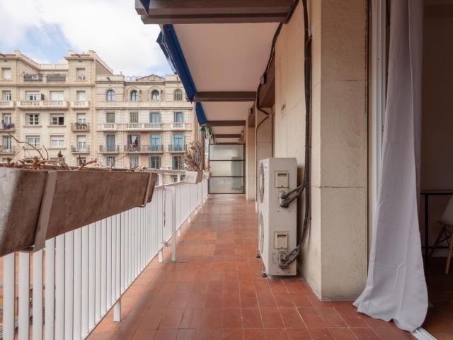 Amazing double bedroom in a 5 bedroom apartment Sant Gervasi Galvany