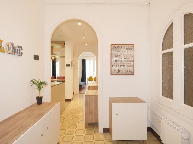 Amazing double bedroom in a student flat, in Dreta de l'Eixample