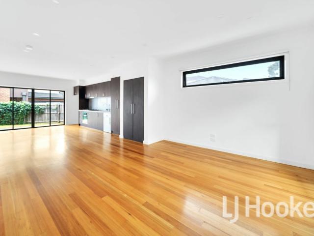 Amazing Double Storey Town house in Unbeatable Locations Close to Monash Uni