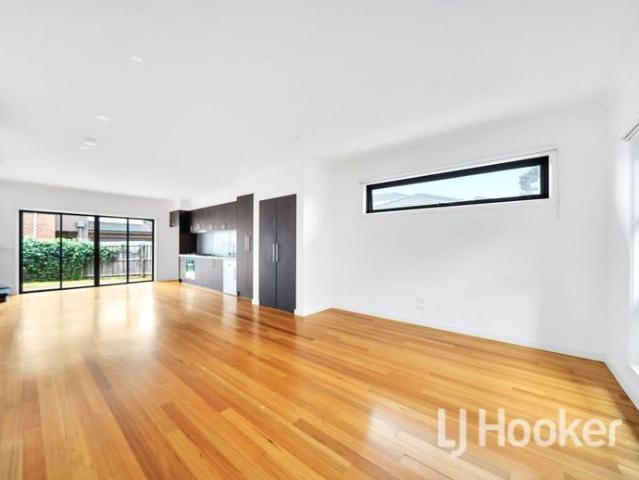 Amazing Double Storey Town house in Unbeatable Locations Close to Monash Uni
