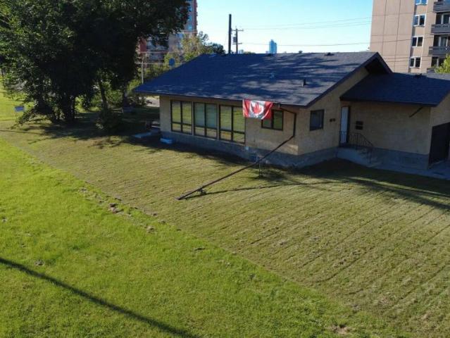 Amazing Garneau Bungalow with Basement Suite. — 4 Bedrooms House
