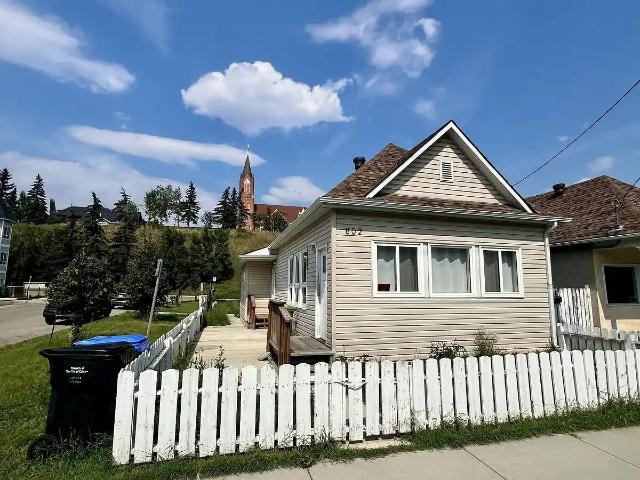 Amazing house close to river, train, and backing onto the park in Bridgeland! — 2 Bedrooms House