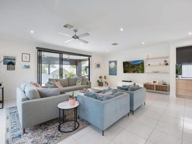 Amazing house with a pool in Magill