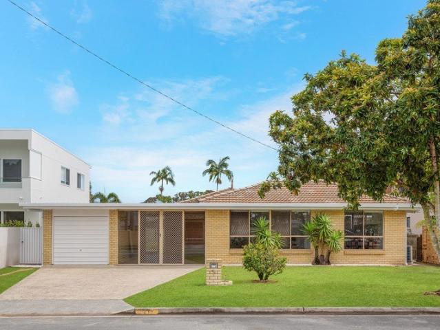 Amazing lifestyle location moments to Tallebudgera Creek and the beach