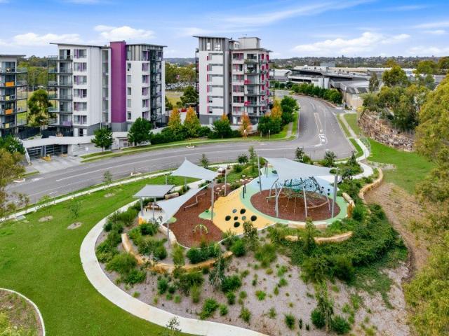 AMAZING LOCATION WALK TO TRAIN STATION & SHOPS