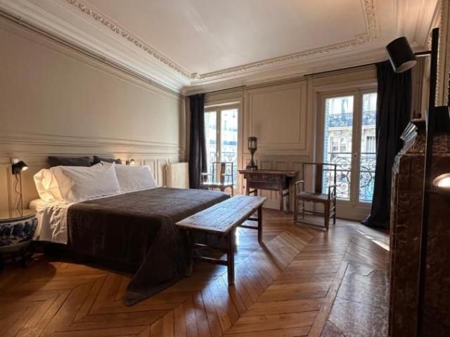 Amazing, lovPanoramic View St Germain des Présely suite in the heart of town