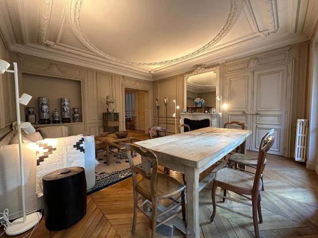 Amazing, lovPanoramic View St Germain des Présely suite in the heart of town, Paris Amsterdam Apartments for Rent