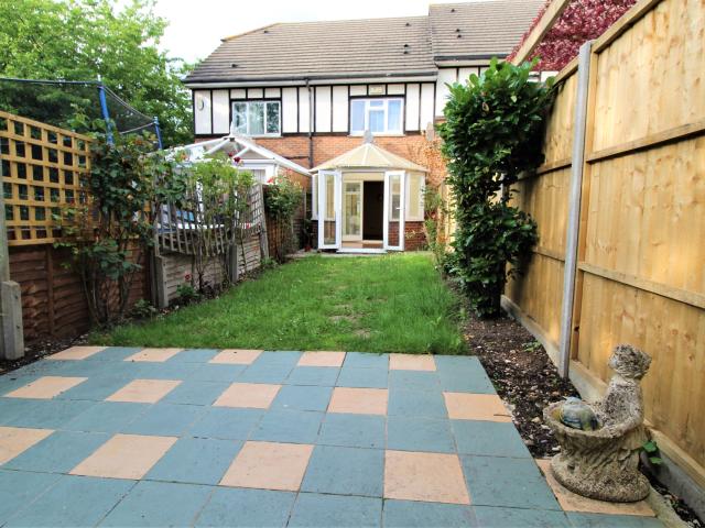AMAZING RENOVATED 3 DOUBLE BEDROOM, 2 BATHROOM HOUSE WITH GARDEN & PARKING NEAR TUBE, TRAIN, BUSES & SCHOOLS