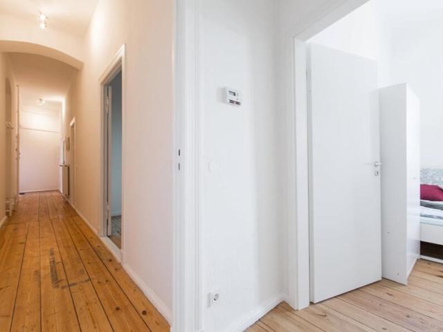 Amazing single bedroom in a 5 bedroom apartment near Prenzlauer Allee/Ostseestr. Berlin tram stop