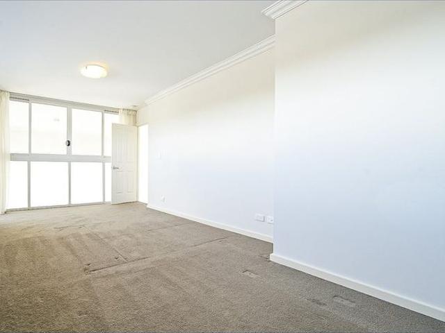 Amazing Split Level 3 Bedrooms 3 baths Apartment In heart of Epping for lease