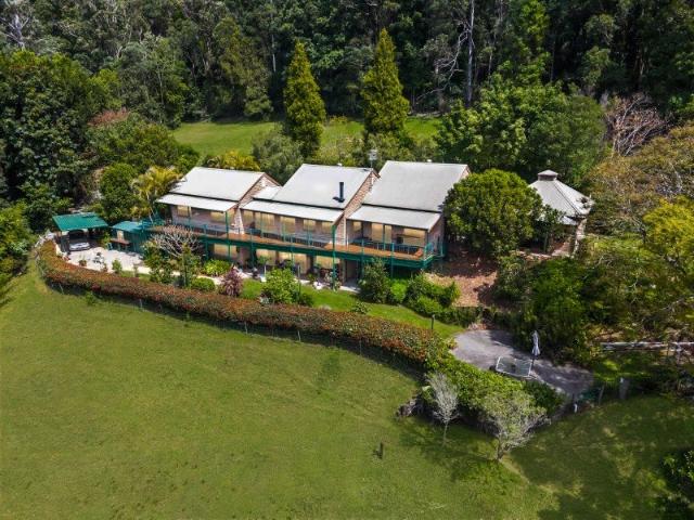 AMAZING SPRAWLING FAMILY HOME ON 42 CARES