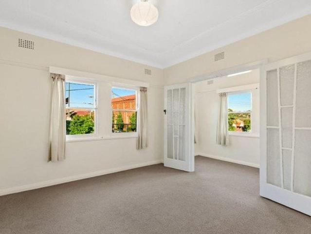 Amazing top floor sunny North Bondi
