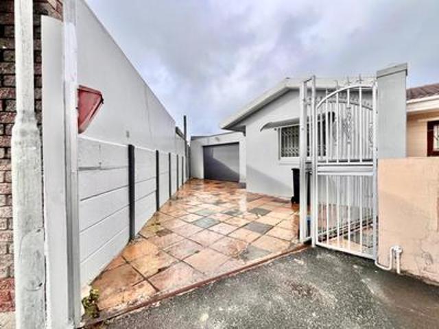 amazing 3 bedroom home with granny f.