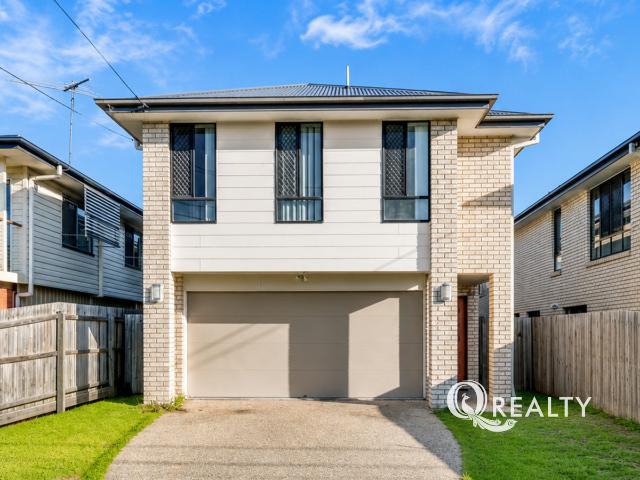 Amazing 6 Bedroom Home with 2 Kitchens!