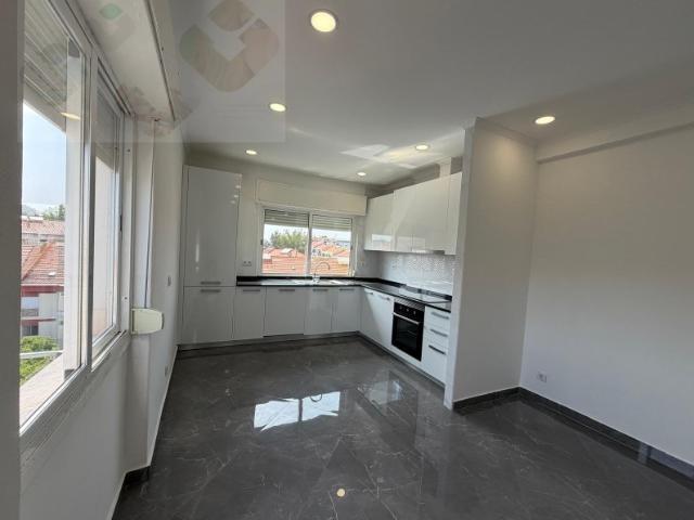 Amadora T1, 3 frentes, Rigorosamente Remodelado!