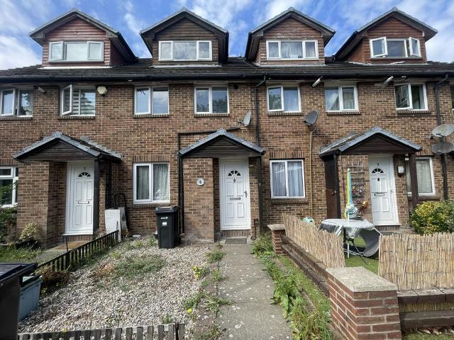 Amanda Close, Chigwell IG7 2 bed maisonette to rent £1,750 pcm £404 pw