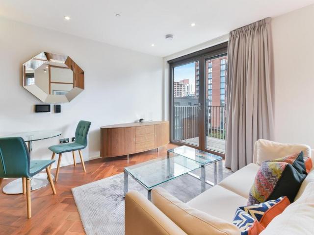 Ambassador Building, Embassy Gardens. Studio to rent £3,000 pcm £692 pw
