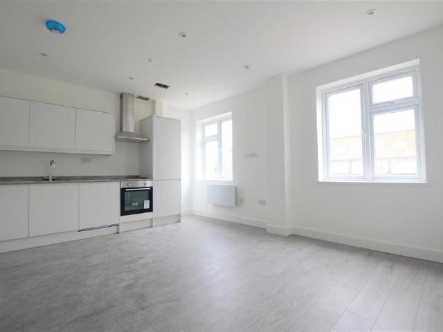 Ambassador House, Farnham Road, Slough Studio to rent £950 pcm £219 pw