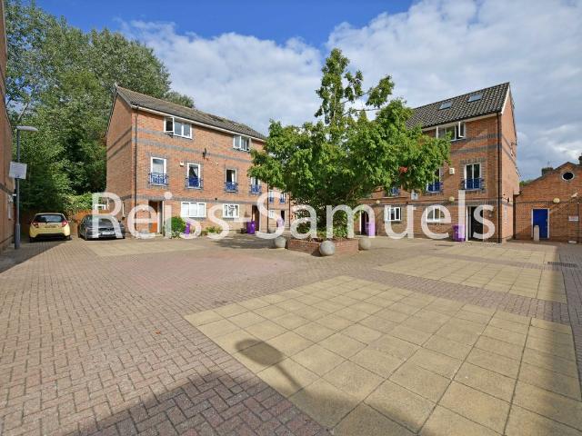 Ambassador Square, Canary Wharf, Isle Of Dogs, Docklands, London E14, 6 bed semi detached house to rent, £5,720 pcm | PrimeLocation
