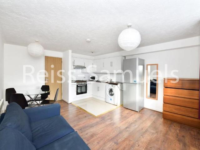 Ambassador Square, Isle of dogs. 1 bed apartment to rent £1,625 pcm £375 pw