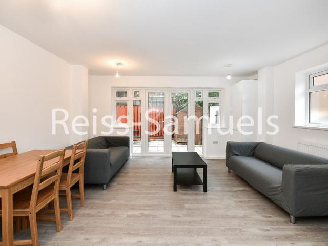 Ambassador Square, Isle of dogs. 6 bed semi detached house to rent £5,200 pcm £1,200 pw