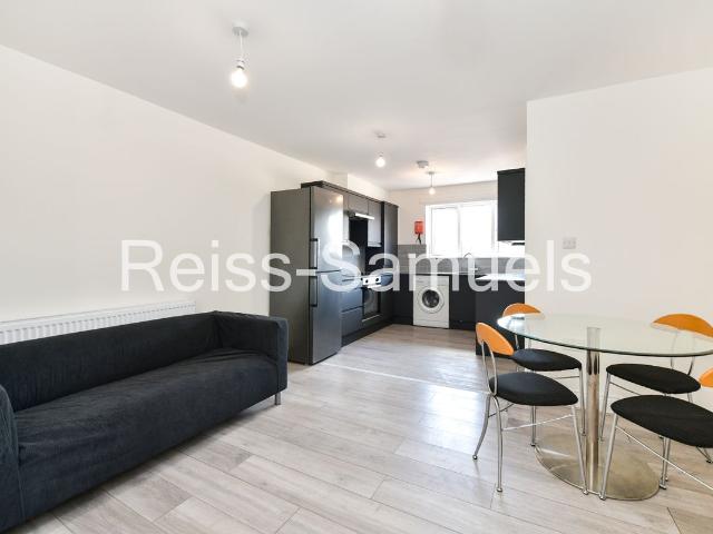 Ambassador Square, London E14, 3 bed flat to rent, £2,730 pcm | PrimeLocation