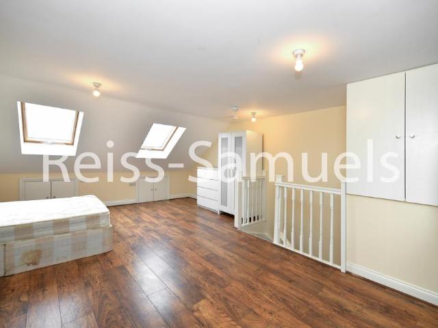 Ambassador Square, London E14 5 bed semi detached house to rent £5,200 pcm £1,200 pw