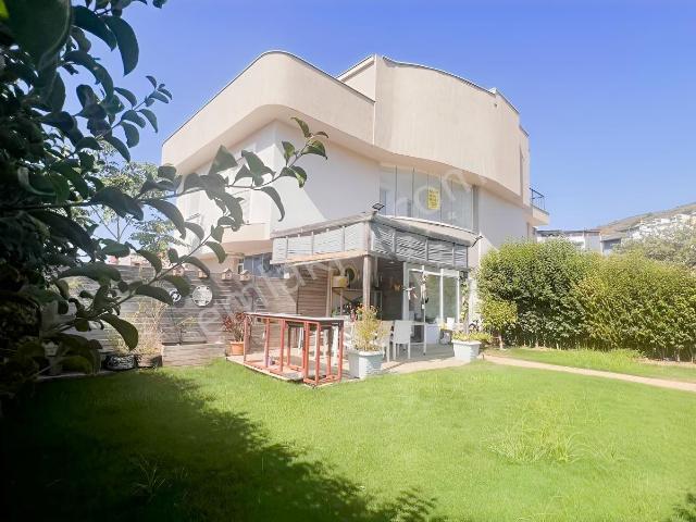 Ambarcı'dan Yelkide Geniş Bahçe Kullanımlı Kiralık Villa