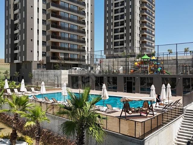 ŞAMBAYATTA YÜZME HAVUZLU FULL SOSYAL DONATILI SİTEDE 2+1 DAİRE