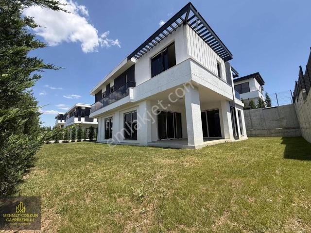 Şambayadıda Ultra Lüks Yerden Isıtmalı 5+1 Satılık Villa