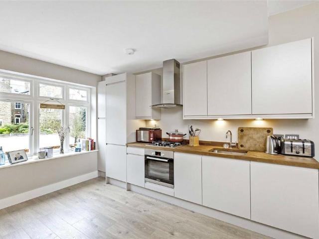 Ambleside Avenue, London, SW16 2 bed flat to rent £2,400 pcm £554 pw