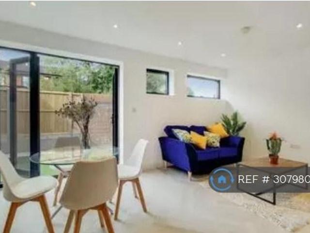 Ambleside Avenue, Streatham, SW16 2 bed flat to rent £2,350 pcm £542 pw