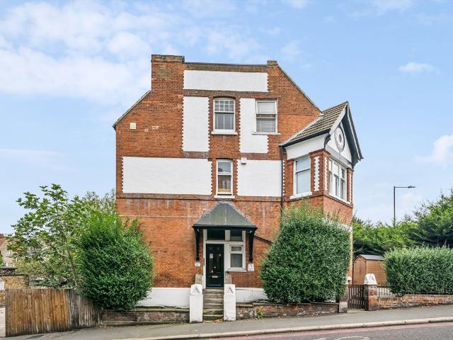 Ambleside Avenue, Streatham SW16, 3 bed flat to rent, £2,575 pcm | PrimeLocation