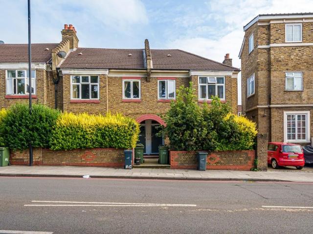 Ambleside Gardens, Streatham, London. 3 bed terraced house to rent £2,350 pcm £542 pw